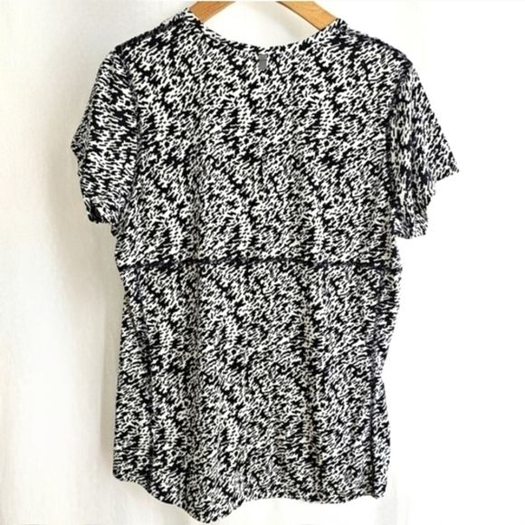 Nike Essential Pronto Black & White Patterned Short Sleeve Dri-Fit Running Top - Picture 7 of 14